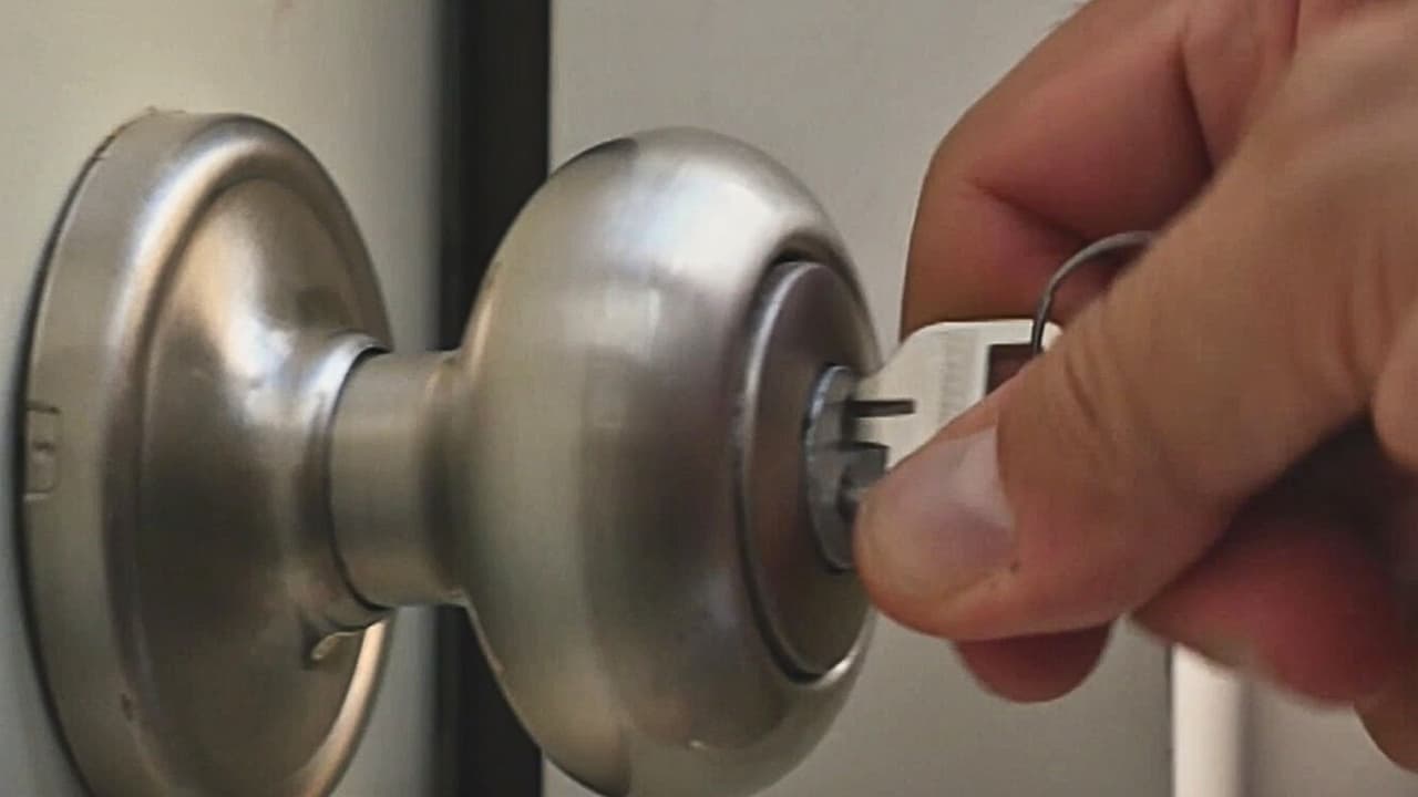 <h3 class="cms-H3-H3">La ley HB1017 otorga derechos para desalojar a personas que ocupen ilegalmente sus casas</h3>
<br>
<br>Las claves de esta medida son: 
<ul>
 <li style="box-sizing: border-box;">Una persona comete el delito de ocupación ilegal cuando ingresa al terreno o local de otra y reside en dicho terreno o local por cualquier período de tiempo actuando a sabiendas sin el conocimiento o consentimiento del propietario, ocupante legítimo o un representante autorizado del propietario.</li>
</ul>
<ul>
 <li style="box-sizing: border-box;">Cualquier persona que cometa o sea acusada de cometer el delito de ocupación ilegal según lo dispuesto recibirá una citación advirtiéndole que debe presentar documentos que garanticen que tiene un contrato de arrendamiento o que paga renta en los siguientes tres días hábiles tras recibir la citación.</li>
</ul>
<ul>
 <li style="box-sizing: border-box;">Si dicha persona no puede proporcionar la documentación requerida, estará sujeta a arresto por ocupación ilegal y a la condena a la pena prevista.</li>
</ul>
<br>
<i><b><a href="https://www.univision.com/local/atlanta-wuvg/hb1017-ley-georgia-ocupantes-ilegales-viviendas" target="_blank">Más información sobre esta medida. </a></b></i>