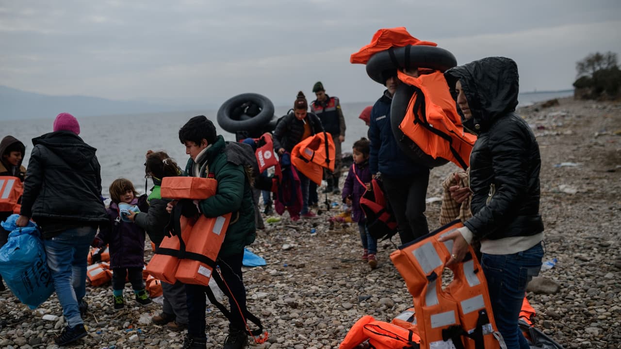 Naufragio en el mar Egeo deja decenas de refugiados muertos