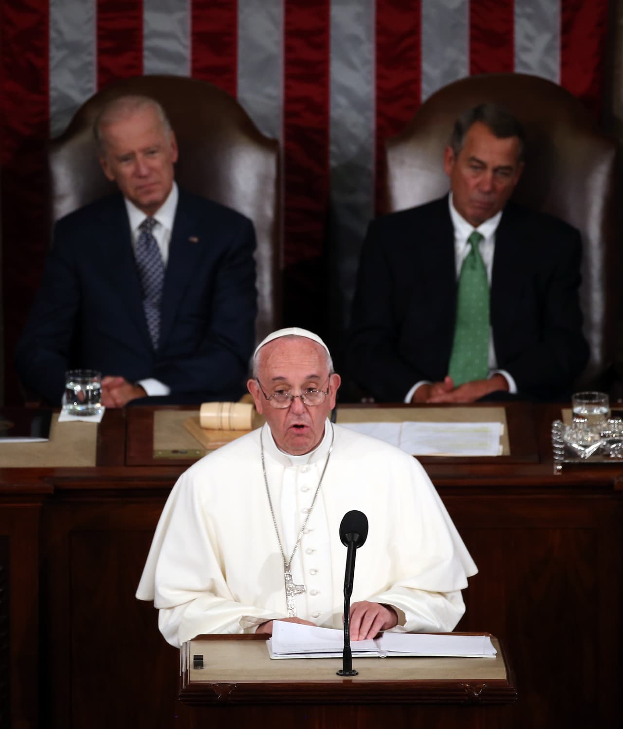 Por otro lado, mientras el Papa pronunciaba su discurso, al presidente de la Cámara de Representantes, John Boehner, luchó por contener las lágrimas en varias ocasiones.