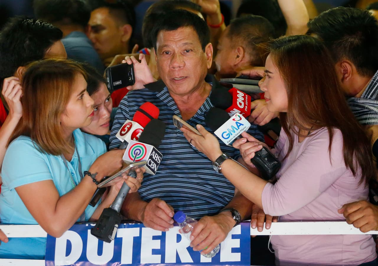 El alcalde Rodrigo Duterte habla con los medios de comunicación durante un acto de campaña en Silang, al sur de Manila. (Foto AP/Bullit Marquez)