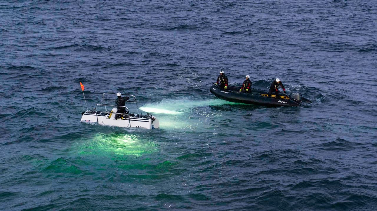 La gran extensión de la Fosa de las Islas Sandwich del Sur se extiende desde una latitud de alrededor de 54 ° 40 ′ S a 60 ° 40 ′ S, y técnicamente abarca el límite de 60° S. 
<b>"El objetivo del mapeo FDE era estudiar todo el eje de esta Fosa, resolver la profundidad máxima </b>y el punto exacto de la Profundidad del Meteor Deep y el punto más profundo al sur de 60 ° S.
<br>