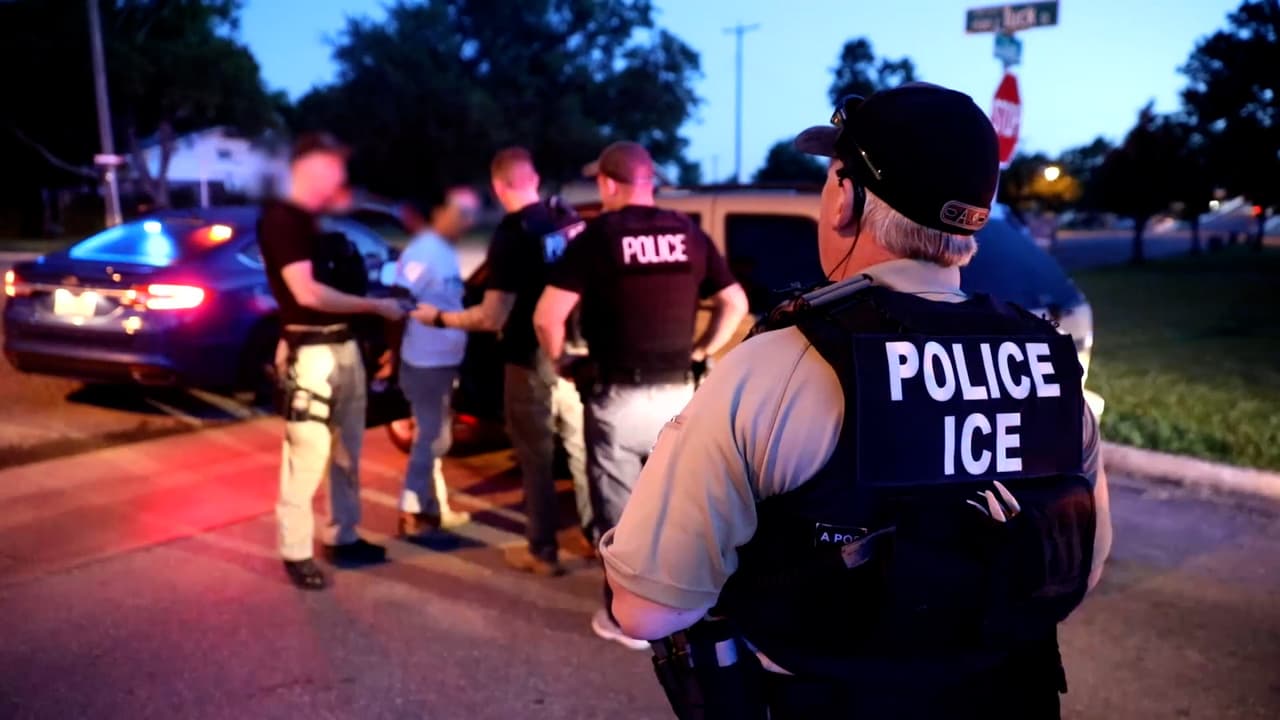 <b><a href="https://www.univision.com/local/atlanta-wuvg/la-ayuda-de-policias-locales-a-ice-aterroriza-a-inmigrantes-hispanos-sin-documentos" target="_blank">Durante el mandato Trump, muchas comunidades de Georgia fueron objeto de redadas y de arrestos a plena luz del día por parte de agentes federales de Migración</a></b>, ya fueran durante paradas de tráfico o 
<b><a href="https://www.univision.com/local/atlanta-wuvg/ice-confirman-arresto-de-indocumentados-durante-operativo-en-supermercados-jalisco" target="_blank">mediante operativos en supermercados de Metro Atlanta.</a></b>