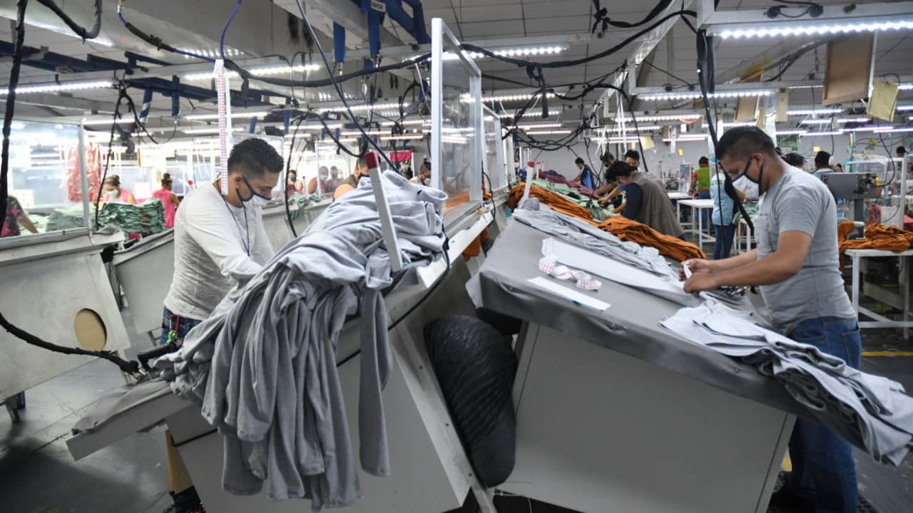 Así se verán beneficiados los trabajadores de la costura en California gracias a una ley recién aprobada