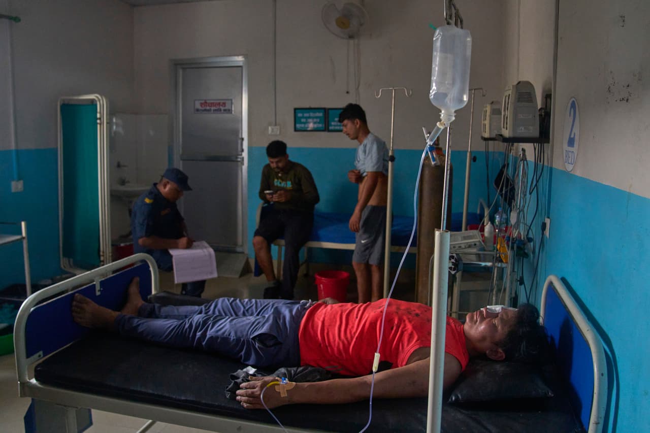 Un herido por una inundación repentina se recupera en un hospital del distrito de Nuwakot.