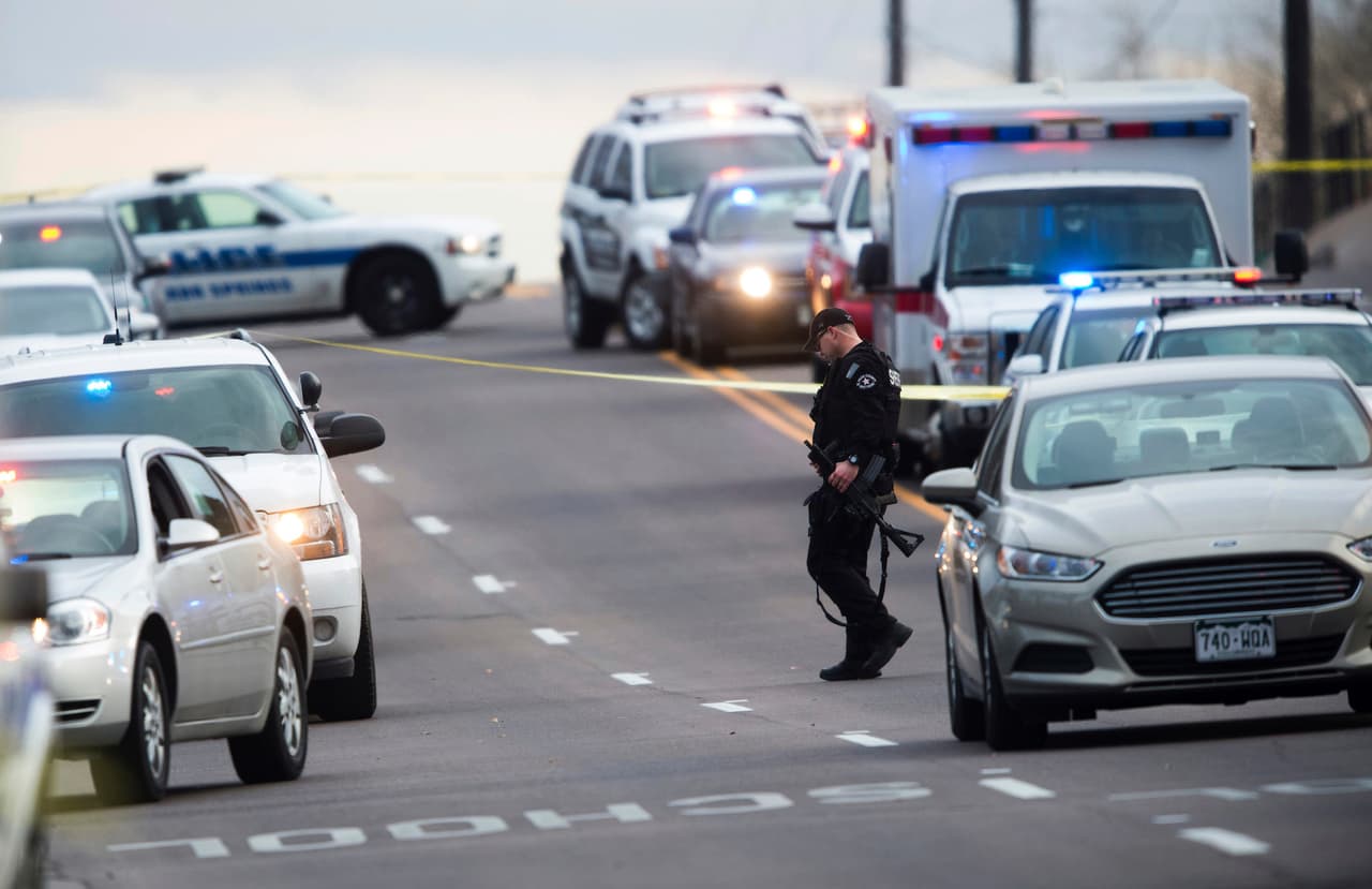 Policías e investigadores en la escena del tiroteo, en Colorado.