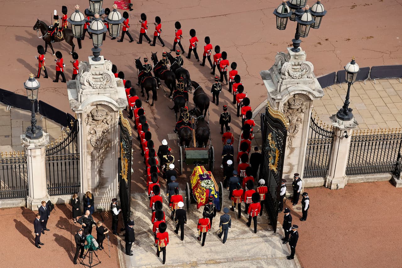 El ataúd estaba coronado con la Corona del Estado Imperial, con casi 3,000 diamantes incrustados, y un ramo de flores y plantas, incluido pino de la propiedad de Balmoral, donde la reina Isabel II murió el 8 de septiembre a la edad de 96 años.