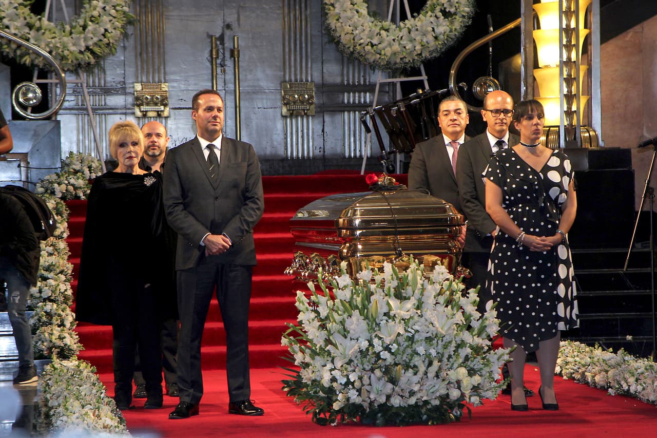 El pasado 9 de octubre llegaron sus cenizas a Ciudad de México y el ‘Príncipe de la Canción’ recibió el homenaje en el Palacio de Bellas Artes con mariachis, honores de estado y el cariño de la gente que unió su voz para entonar “que triste fue decirnos adiós”.