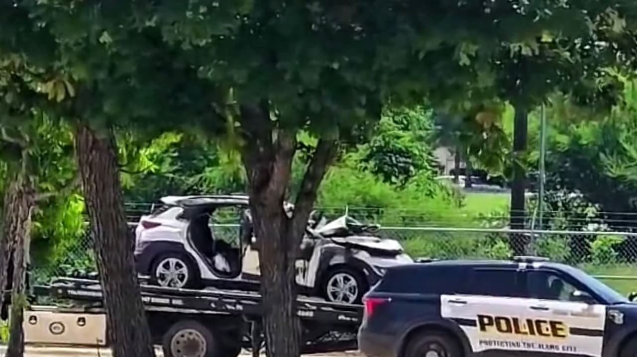 Hallan a dos niños muertos dentro de auto incendiado; madre es la principal sospechosa