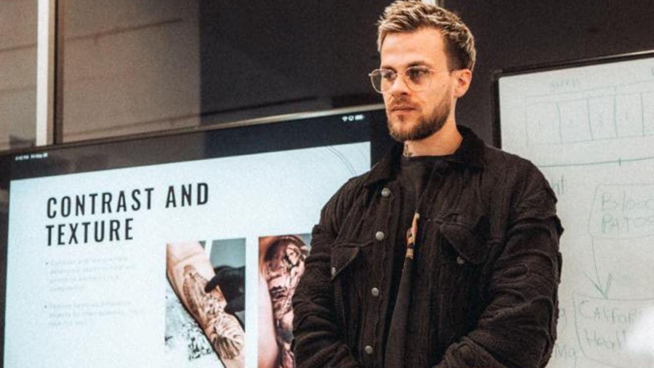 Alejandro Ruiz ha transitado desde la ingeniería química hasta convertirse en un pionero del tatuaje y educador internacional.