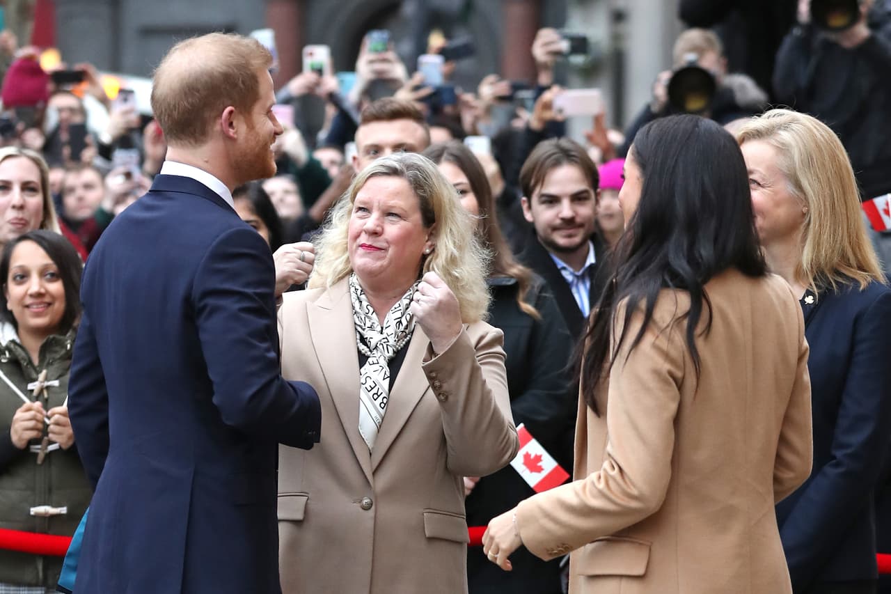 En un comunicado oficial, citado por diversos medios como el diario 
<b><a href="https://www.mirror.co.uk/news/uk-news/breaking-meghan-markle-harry-return-21232394" target="_blank">Mirror</a></b>, se informó que la visita obedecía para agradecer a la gente de Canadá por "
<b><a href="https://www.univision.com/famosos/meghan-markle-se-convierte-en-fotografa-y-ayuda-a-una-pareja-a-retratarse-en-un-bosque-de-canada-fotos" target="_blank">la cálida hospitalidad canadiense</a> </b>y el apoyo que recibieron durante su reciente estadía".
<br>