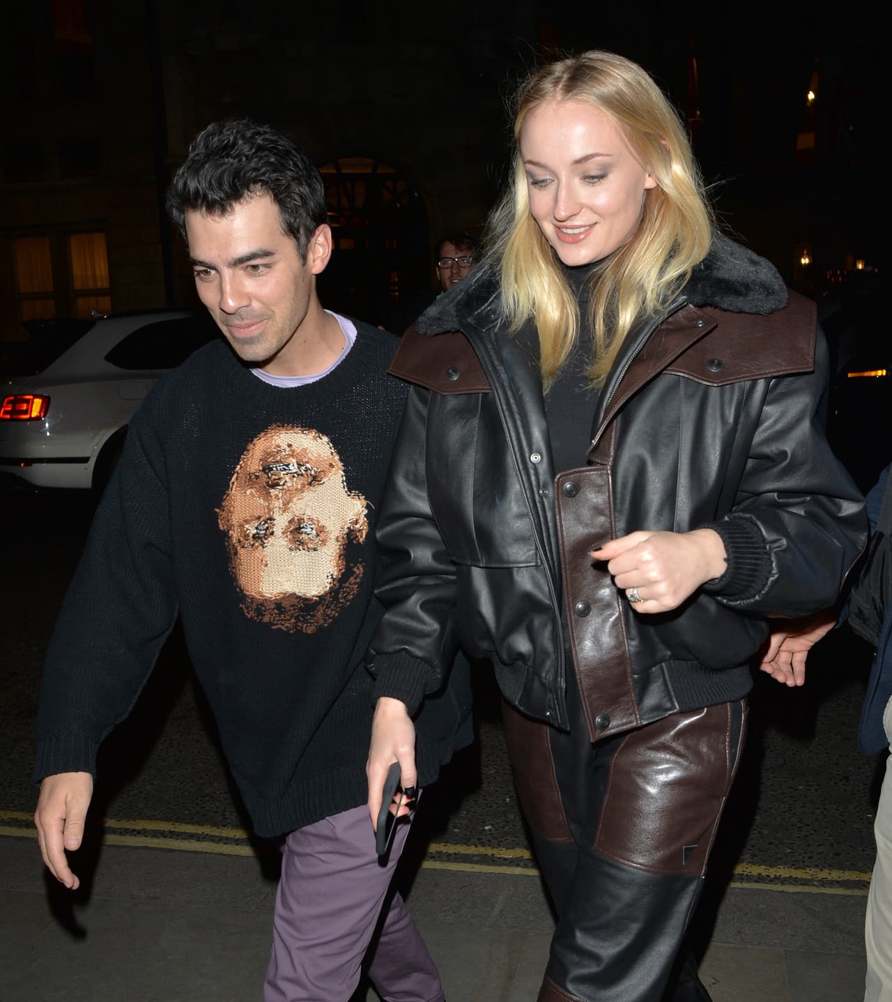 El 5 de febrero, Joe Jonas y Sophie Turner fueron captados en Londres. Mientras él usaba un suéter plus size, ella llevaba una chamarra de piel, tamaño extra grande.