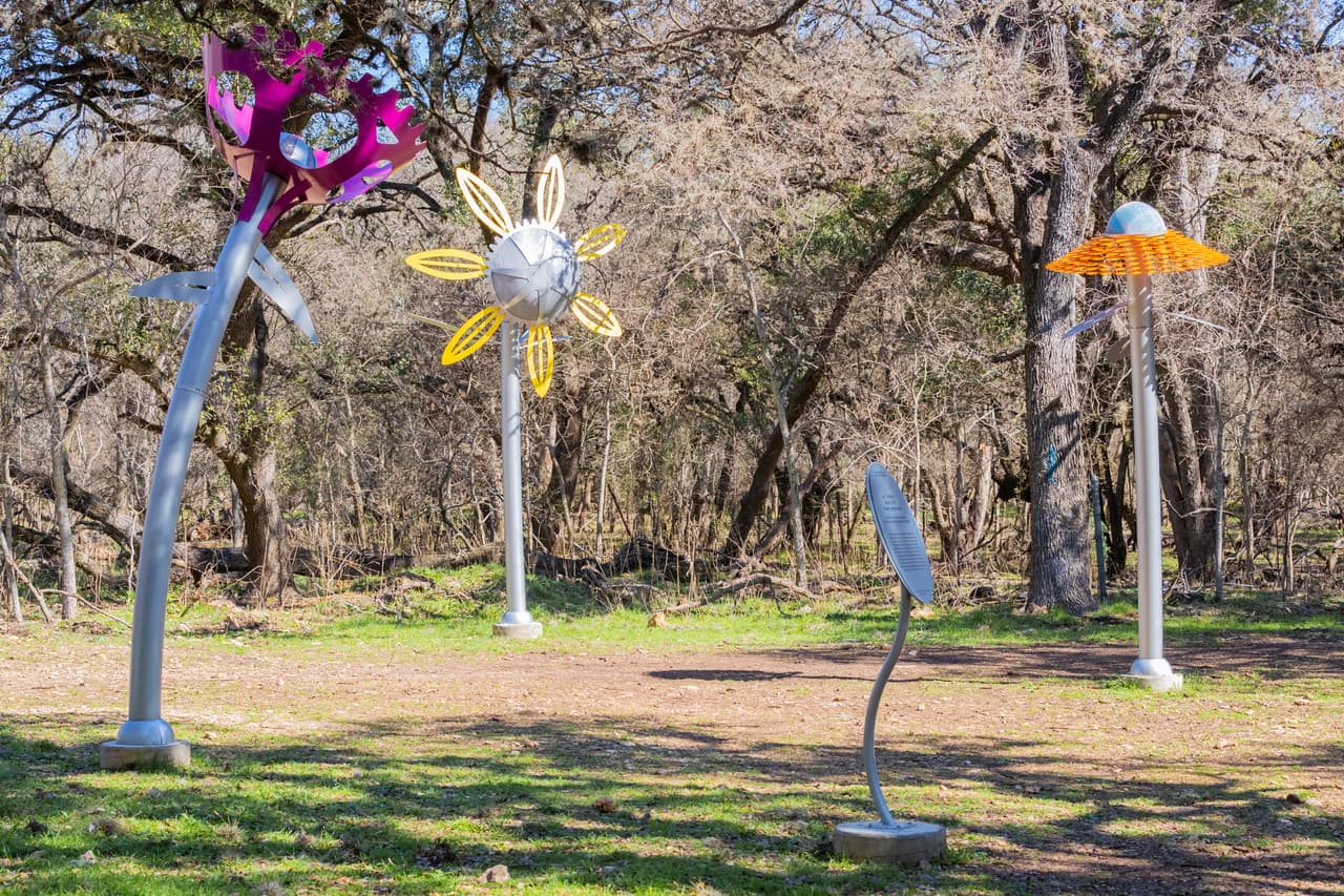 Las otras instalaciones de la serie "Bloom" en San Antonio se encuentran en Brazos Pocket Park, Eisenhower Park, Southside Lions Park, Alazan Farias Park y Tezel Road Facility.