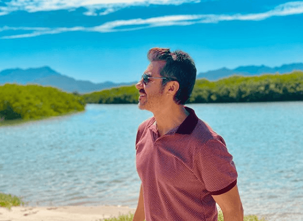 Adrián Uribe consintió a sus seguidores con esta fotografía en Isla Tiburón y los invitó a crear una descripción para la misma: "Just for men, solo para hombres con experiencia", escribió el actor y comediante, Omar Chaparro, "Tu cara cuando vez llegar a la Nacaranda jaja", "Por fin, veo tacos en aquella esquina" y "Estoy perdido, perdido perdidoooo...", fueron algunos de los comentarios más divertidos.