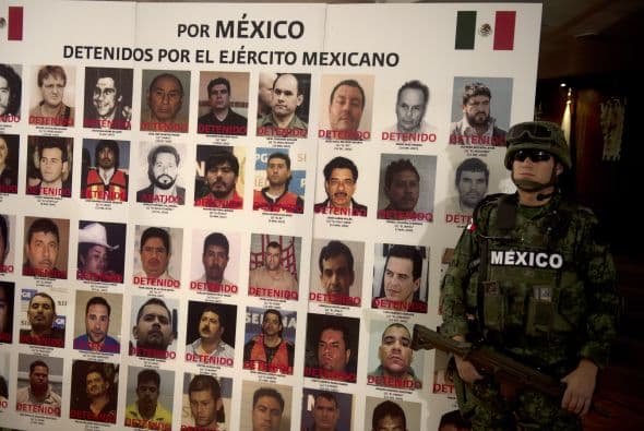 “Lo estructuré como un viaje. Empiezas en Monterrey, va viajando por la periferia de la ciudad, Guadalupe, San Pedro Garza García, Santiago, te vas metiendo hasta llegar a la frontera. Acaba en Fort Worth (Texas), en una feria de armas”, señala.