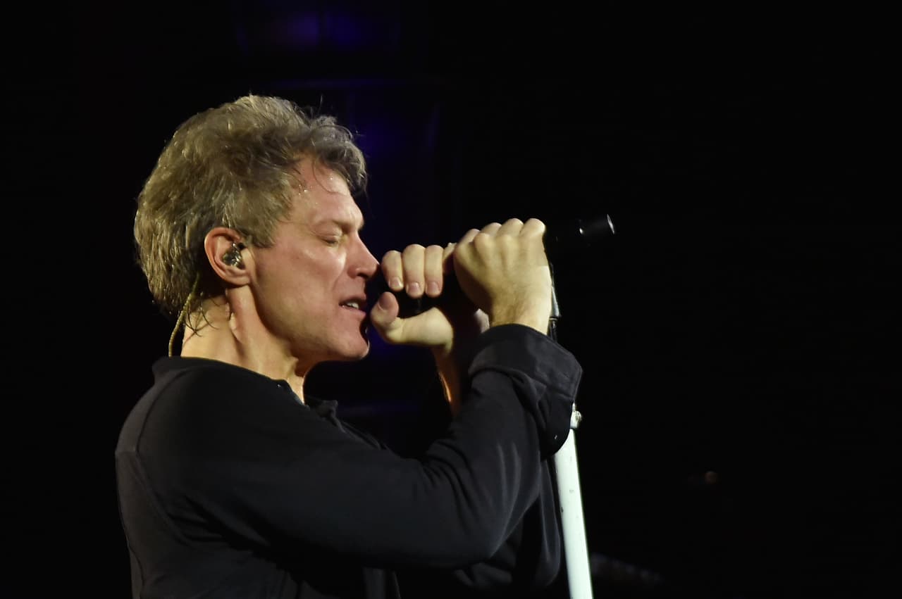 La misma situación de Robbie Williams se repite con la canción "Como yo nadie te ha amado" de Bon Jovi, muchas palabras no se le logran entender.