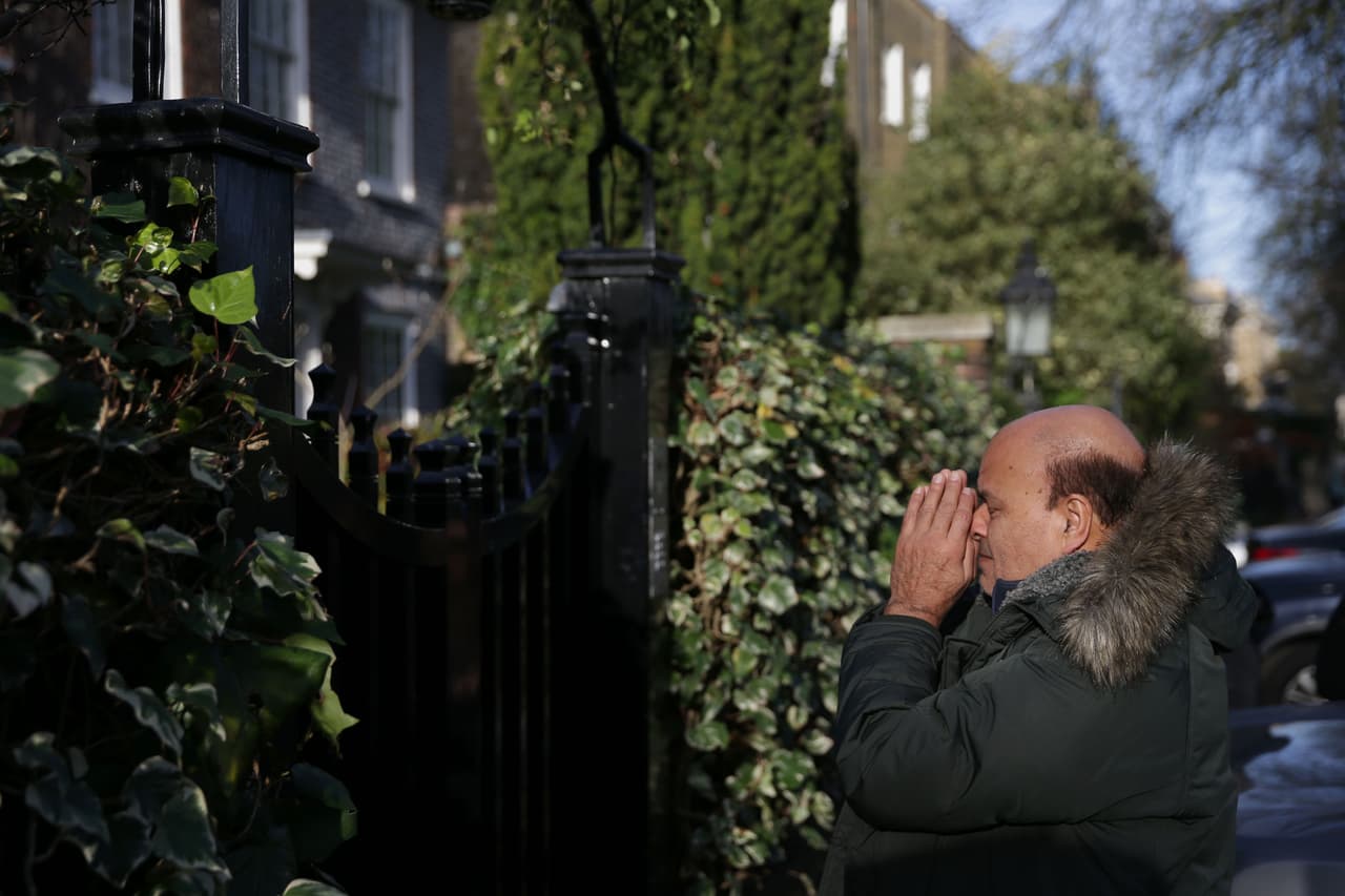 Mientras unos presentaban sus respetos en la residencia de George Michael en Oxfordshire, otros lo hicieron frente a su vivienda en Londres.