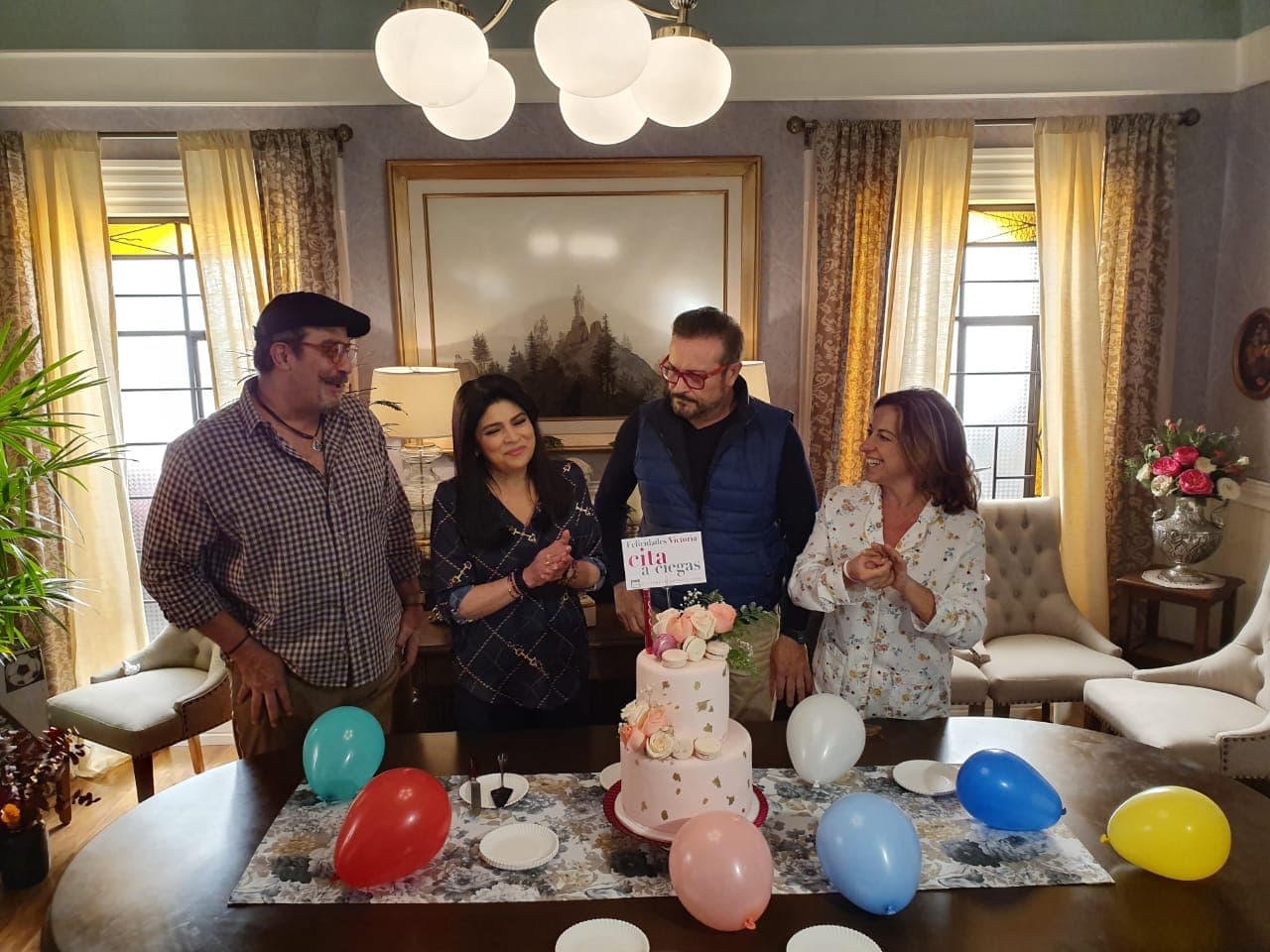 El pasado lunes 3 de junio Arturo estuvo presente en la celebración de su compañera Victoria Ruffo. La actriz cumplió años el 31 de mayo y la producción de la telenovela le preparó un pequeño festejo en una de las locaciones de la producción, informó Televisa a través de un boletín.
<br>