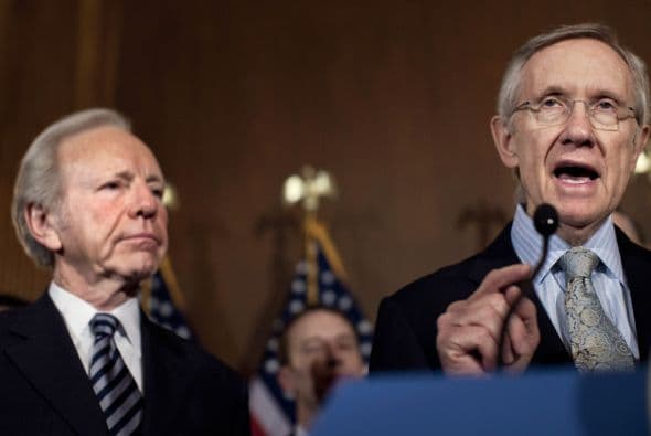 El senado estadounidense rechazó por 55 votos a favor y 41 en contra el proyecto de ley Dream Act, con lo que cientos de miles de jóvenes se quedaron sin la posibilidad de legalizar sus permanencias en el país. No conseguir el apoyo de 60 de los 100 legisladores significó un duro golpe a las aspiraciones de los jóvenes y también a la administración de Barack Obama.