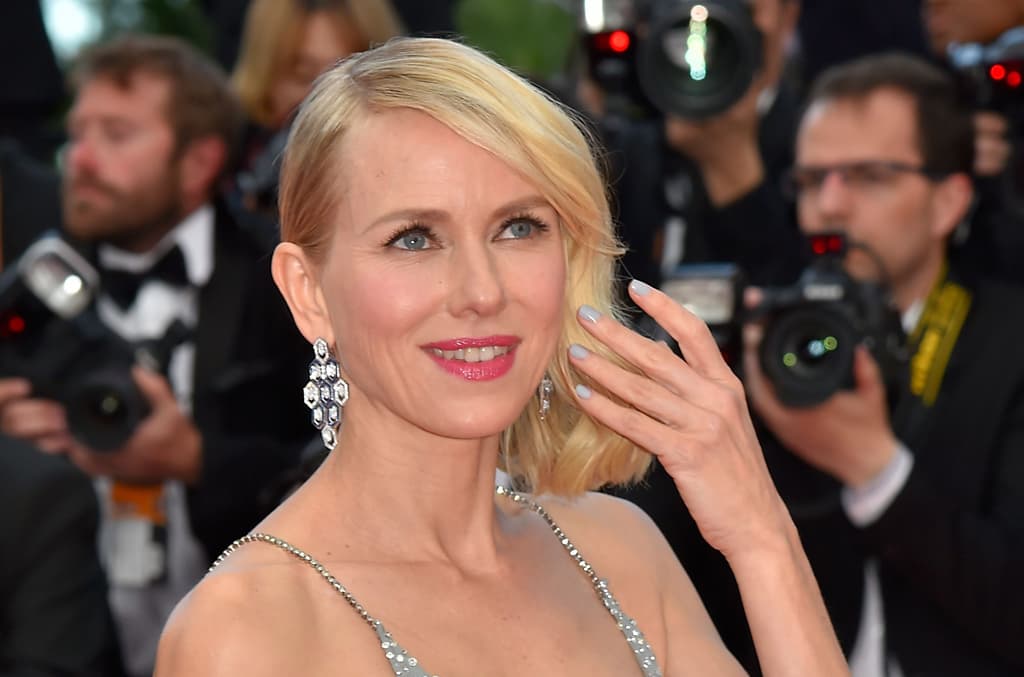 A su paso por la alfombra roja Naomi Watts nos conquistó. El peinado de lado fue una excelente opción para mantener el pelo bajo control y verse más arreglada. Para fijar su peinado usaron el spray L’Oréal Paris Advanced Hairstyle Boost It Air-Blown Texture Mist. El tono gris que aplicó en sus uñas nos encantó, pues se le va muy bien al color de su piel. Busca algún barniz de uñas gris y lima tus uñas para llevar así.