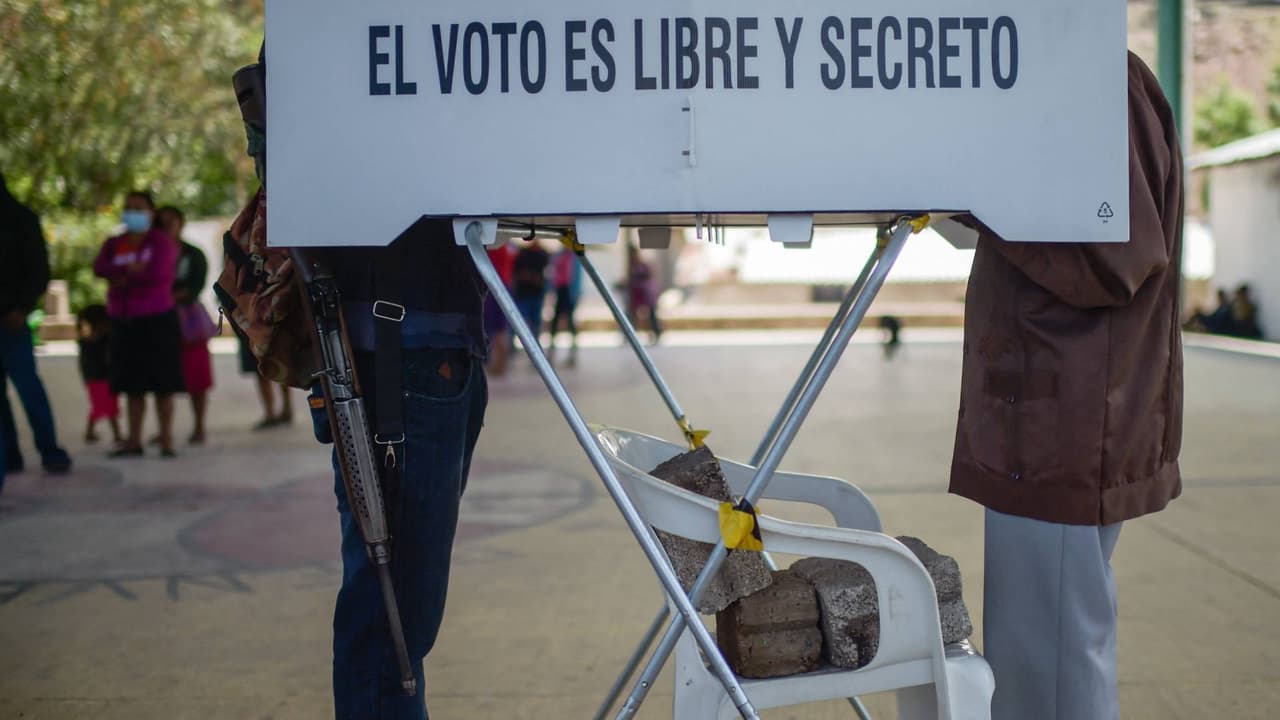 Caminar horas desafiando al narco: el reto de llevar el voto a las zonas más remotas de México