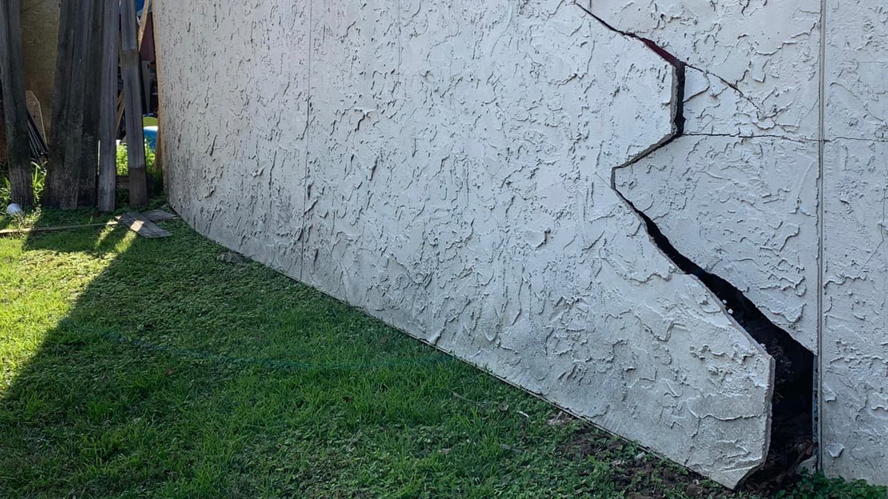 Muchos de los afectados tuvieron que abandonar sus casas al no ser posibles de ser habitadas por los destrosos.