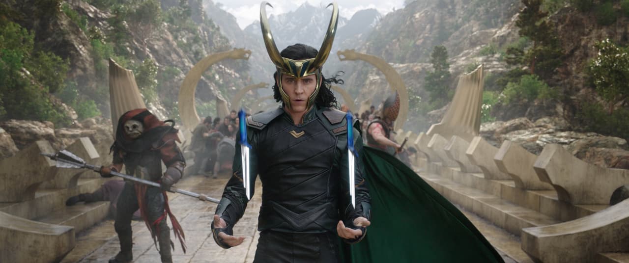 <b>Loki Laufeyson </b>
<br>El hijo adoptivo de Odín es interpretado por Tom Hiddleston. Loki es el dios del engaño y por ser un gigante de hielo también es heredero del trono en Jotunheim. Se convirtió en un villano al darse cuenta que nunca sería rey de Asgard mientras Thor viviera, así que se alió con Thanos; sin embargo, eventualmente hizo las pases con su hermano adoptivo y se volvió un antihéroe.
