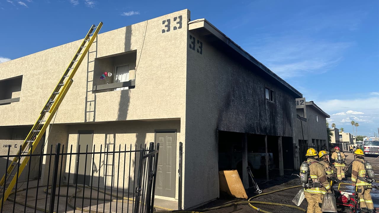 El incidente se reportó al Departamento de Bomberos poco antes de las 5:00 p.m., tras recibir informes de llamas y humo provenientes de una cochera debajo de un apartamento cerca de 43rd Ave y Thomas.