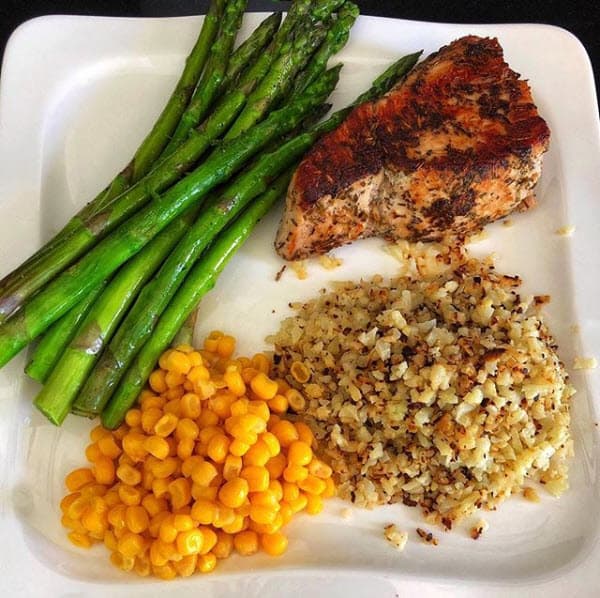 "Para los que pidieron lunch, aquí va el de hoy para seguir la dieta en Labor Day: Tuna marinado con orégano y thyme, coliflor rice, maíz y espárragos al horno. Para que queden crunchy precalientas el horno a 450°F y los pones solo 5 minutos. Todo delicioso, fácil y no engorda", escribió en esta otra fotografía.