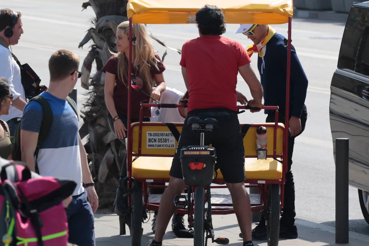Shakira, con pantalones de cuero en la primera de Barcelona, y una gorra que dice "I love Barcelona".