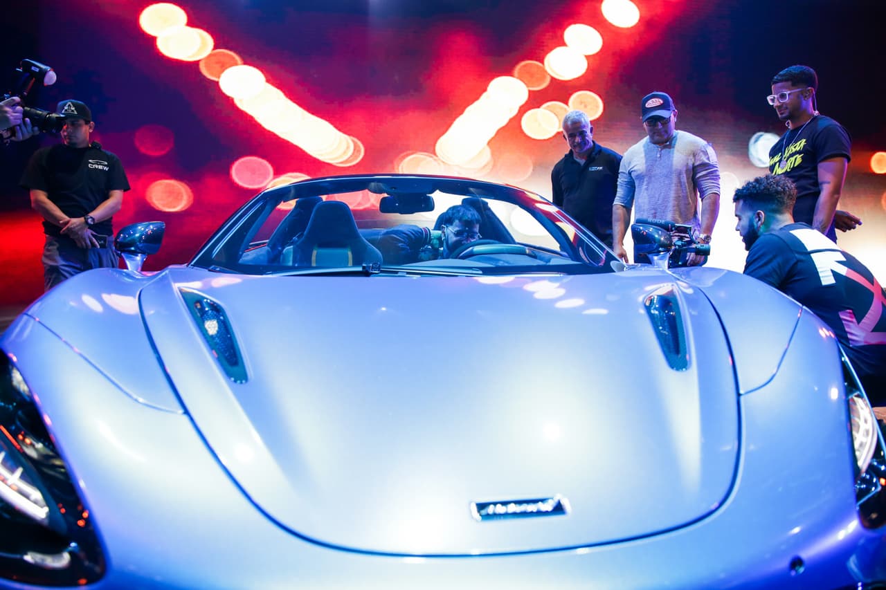 Mientras, Anuel sorprendió a todos montado en este lujoso automóvil deportivo.