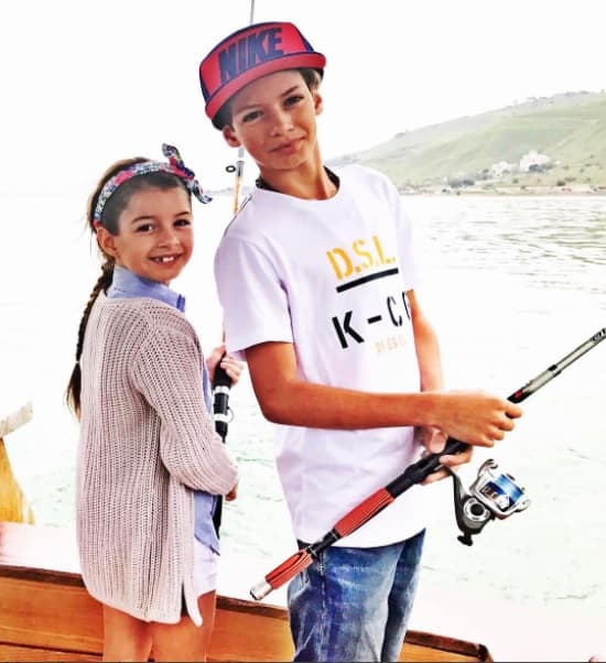 Elizabeth Gutiérrez se ha dedicado más a su labor de madre, llevándose a sus hijos de pesca o de viaje por el mundo, mientras su esposo William Levy se la pasa trabajando en los foros.