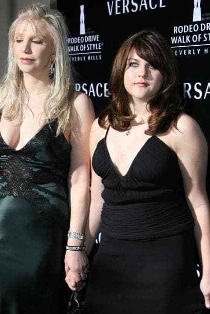 Frances Bean, la hija que tuvo con la cantante Courtney Love, tenía menos de dos años de edad cuando ocurrió el suicidio.