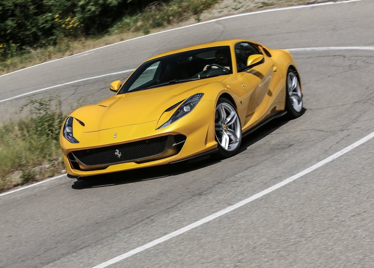 <u><h3 class="cms-H3-H3"><b>Ferrari 812 Superfast 2021</b></h3></u>
<br>
<br>
<b>Velocidad máxima:</b> 211 mph (339 km/h)
<br>
<br>
<b>Motor:</b> V12 de 6.5 litros
<br>
<b>Potencia:</b> 789 caballos de fuerza
<br>
<b>Precio inicial: </b>335,000 dólares