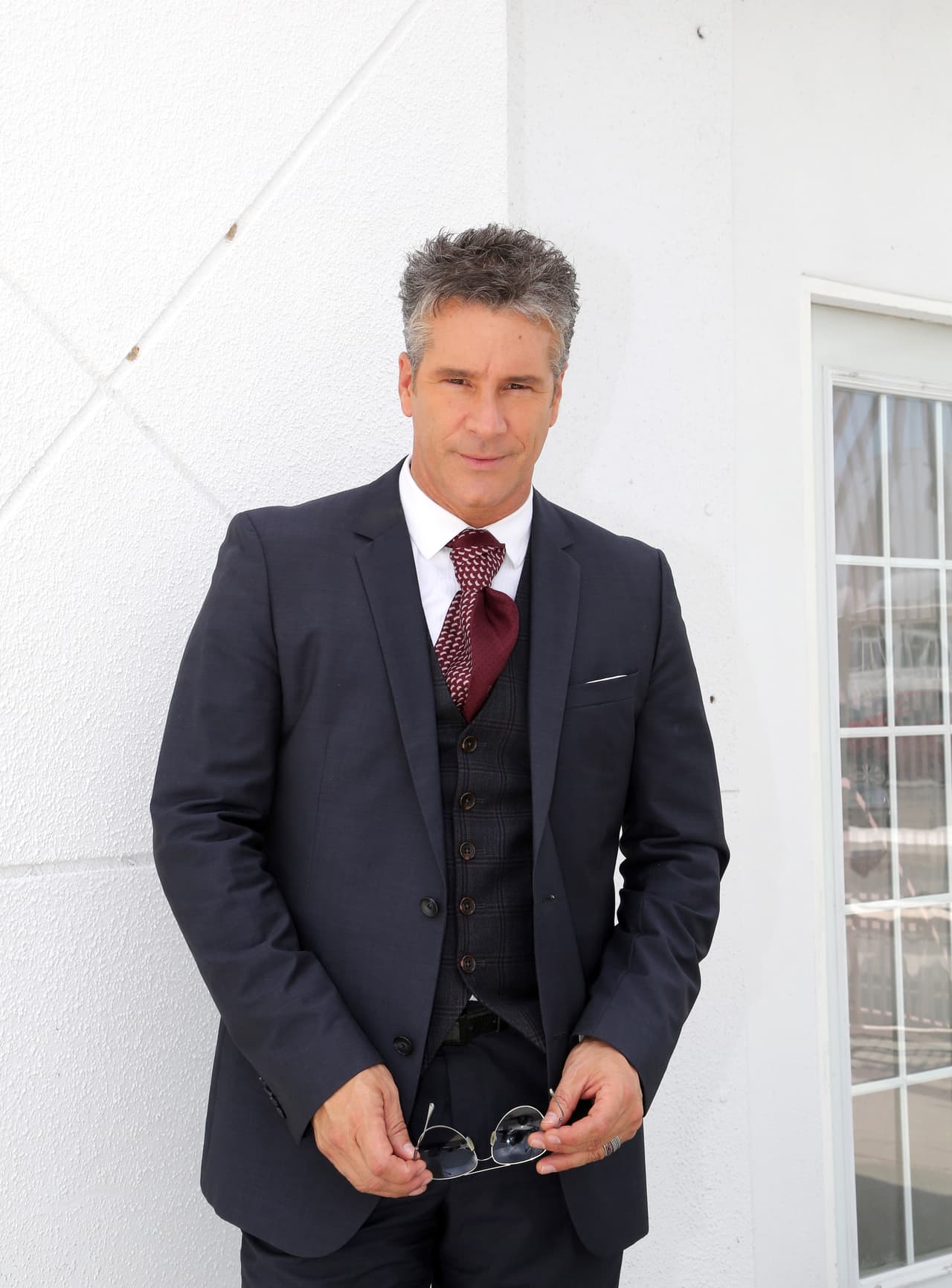 “Es verdaderamente triste, insólito, lo que pasa en algunos medios de comunicación, lo irresponsables que son, lo vulnerable que somos los artistas ante medios de comunicaciones tan deplorables”, dijo en un video que distribuyó su representante a los medios de información y que reseñó 
<a href="https://www.eluniversal.com.mx/espectaculos/farandula/fernando-carrillo-niega-haber-participado-en-trio-sexual" target="_blank">El Universal</a>.