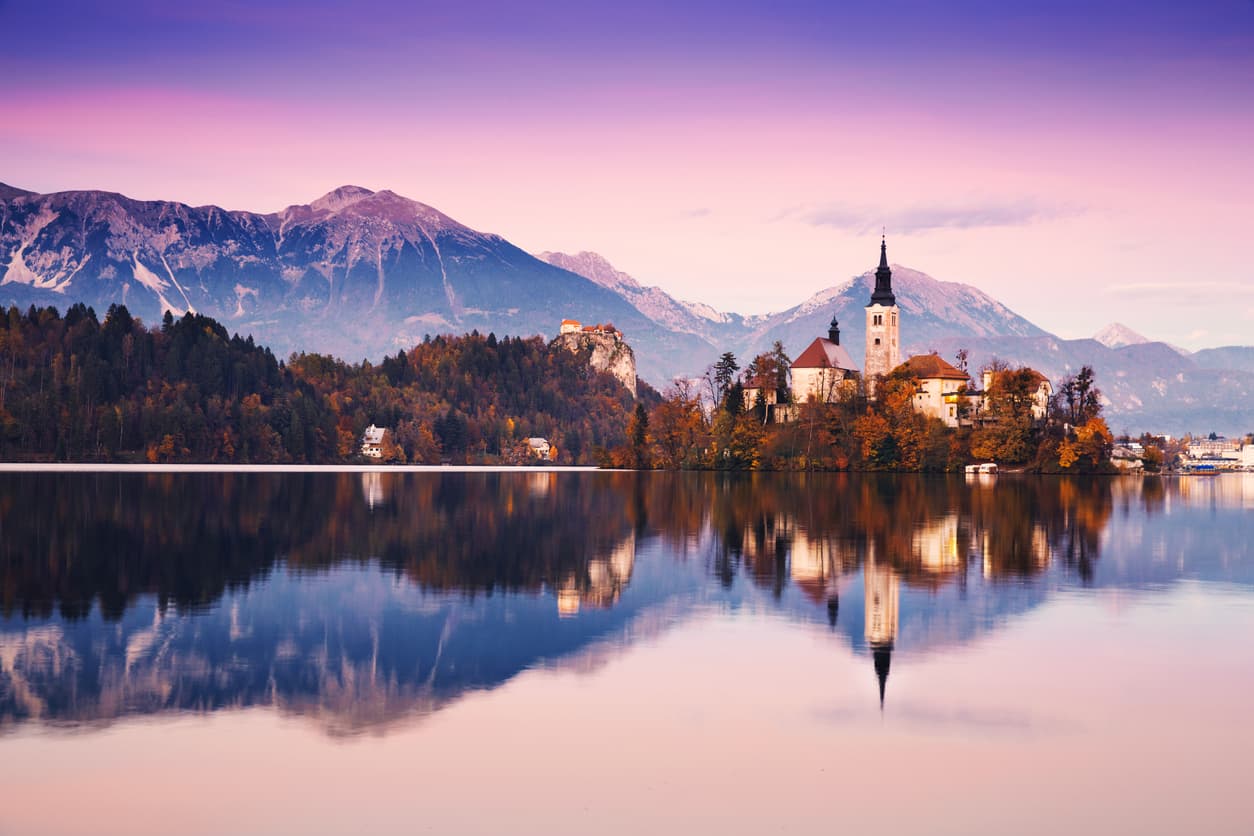 <b>Bled, Eslovenia. </b>Ubicado en el noroeste del país. Este pueblo era considerado una gema escondida en Europa que en últimos años se ha convertido en uno de los puntos turísticos más importantes del país. Con poco más de 8,000 habitantes, Bled tiene un lago turquesa con una iglesia en una pequeña isla además de un castillo medieval sobre un acantilado. De fondo, las montañas nevadas Karavanke, que forman una frontera natural con Austria.