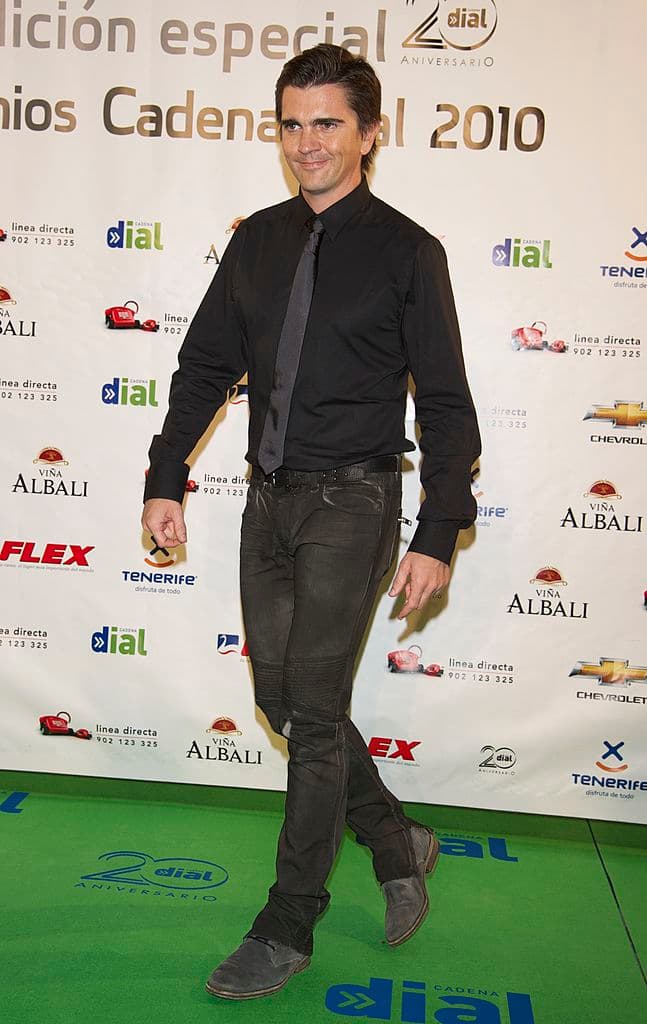 <b>Juanes</b>
<br>Juan Esteban Aristizábal Vasquez, mejor conocido como Juanes, es un cantante, compositor, arreglista, activista y productor. Saltó a la escena musical luego de formar parte de la banda ‘Ekhymosis’, y en 1999 decidió hacerse solista, en el 2000 lanzó su primer disco de estudio ‘Fíjate bien’.