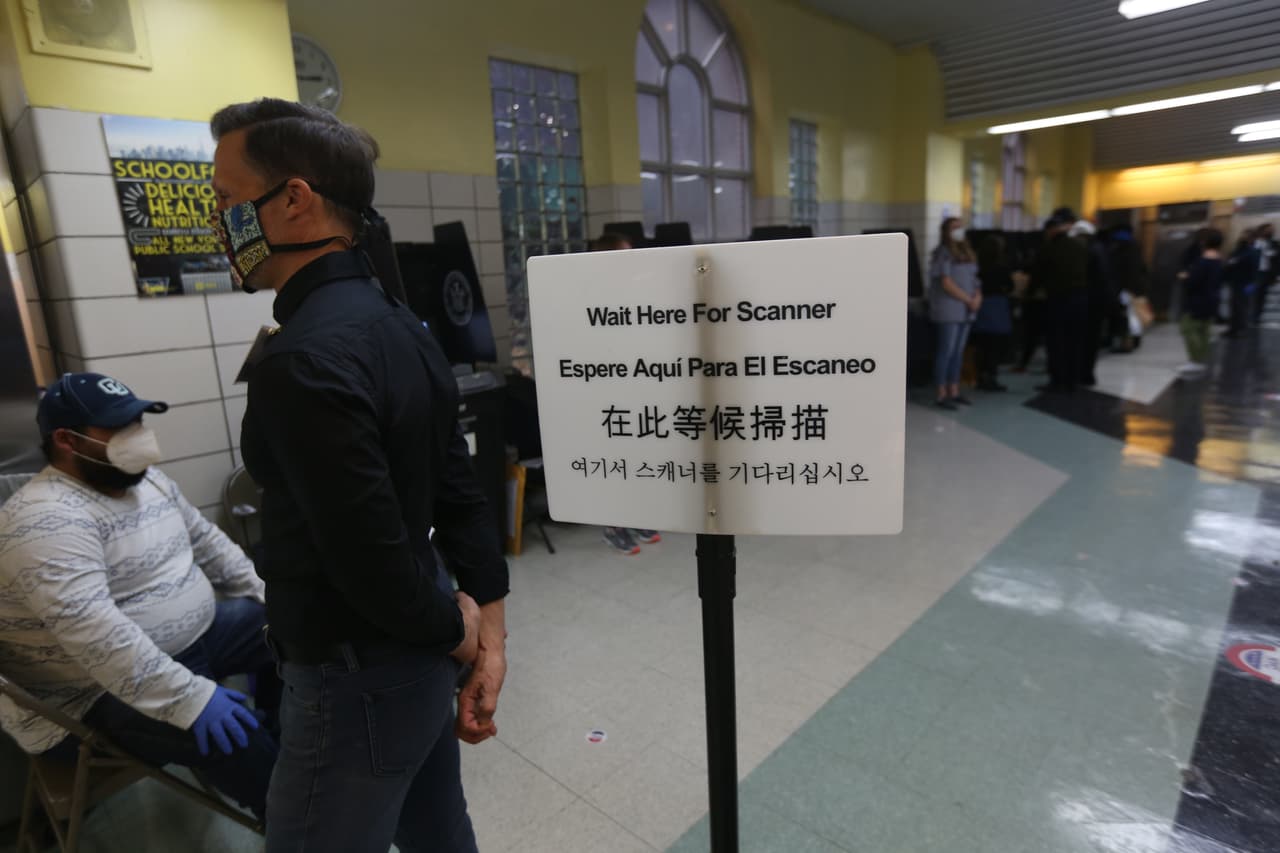 En el interior de la escuela PS 173 en el Alto Manhattan no se observa largas esperas en el día de la elecciones presidenciales.