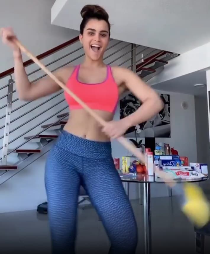 Desde ese día, la dominicana recibió la instrucción de irse a descansar a casa. Días después a la conductora se le pidió seguir trabajando desde ahí y, en sus tiempos libres, se dedicó a mostrar a sus seguidores cómo pasaba la cuarentena, bailando hasta con la escoba.