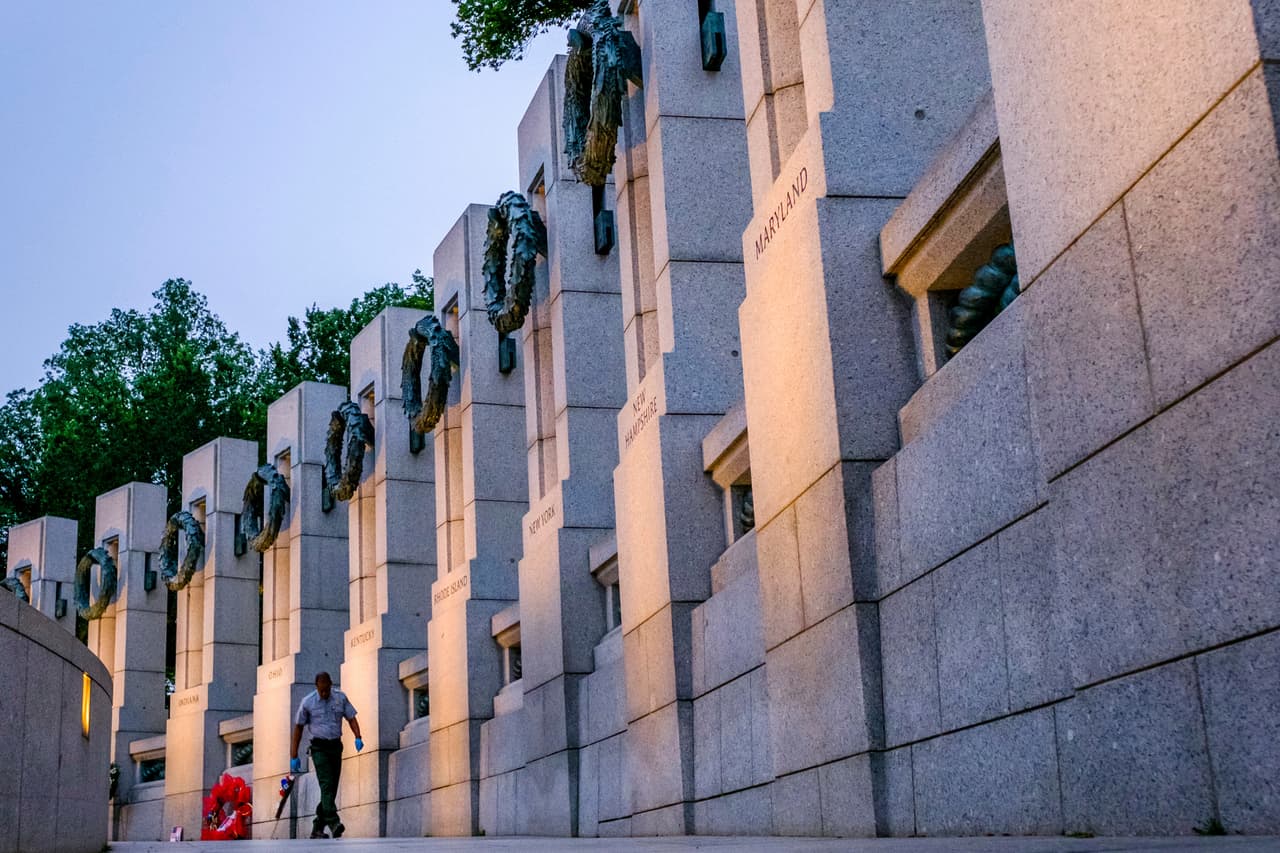 El monumento a la Segunda Guerra Mundial en Washington DC previo a los eventos para recordar a los soldados caídos. (AP/J. David Ake)