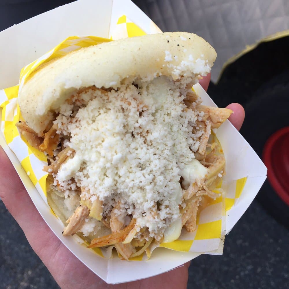 <b>The Corner Venezuelan Food</b>
<br>Teléfono: (919) 539-6780
<br>
<a href="https://www.yelp.com/map/the-corner-venezuelan-food-raleigh-3">Cómo llegar</a>
<br>
<br>Sus dueños dicen que venden “auténtica comida venezolana” y que sirven a residentes de Raleigh, Wake Forest, Durham, Cary, Chapel Hill, Apex, Holly Springs y Fuquay-Varina.