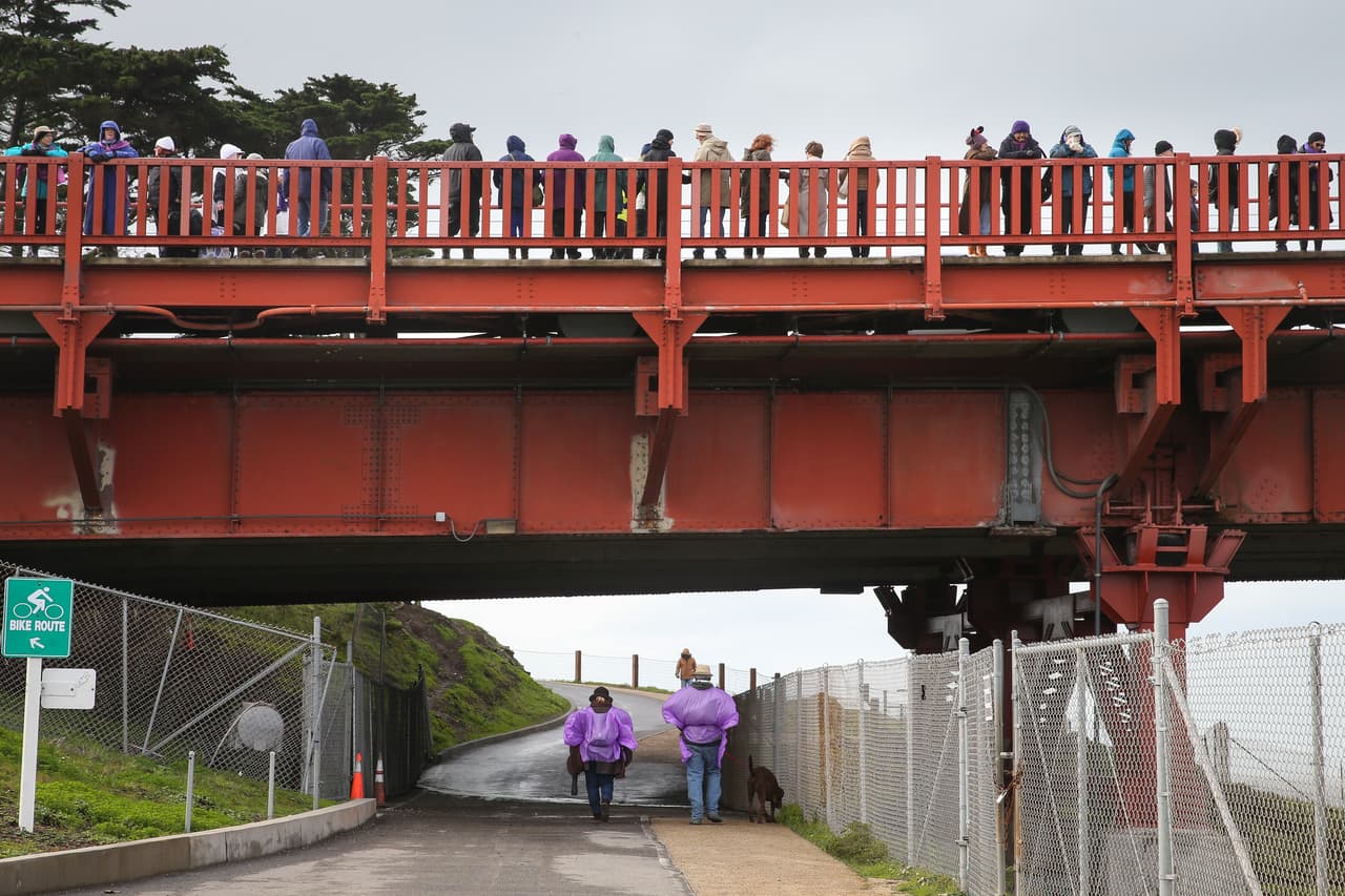 Miles de personas se reunieron en el Golden Gate Bridge en San Francisco este 20 de enero de 2017 para unir sus manos y mostrar unidad en respuesta a la juramentación de Donald Trump como el nuevo presidente de Estados Unidos.