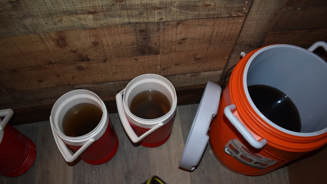 "Según la investigación preliminar, la organización de tráfico de drogas transportó pintura con metanfetamina a la casa, donde se extrajo la droga", escribió el portavoz de la Oficina del Sheriff del condado de Hall, Derreck Booth.