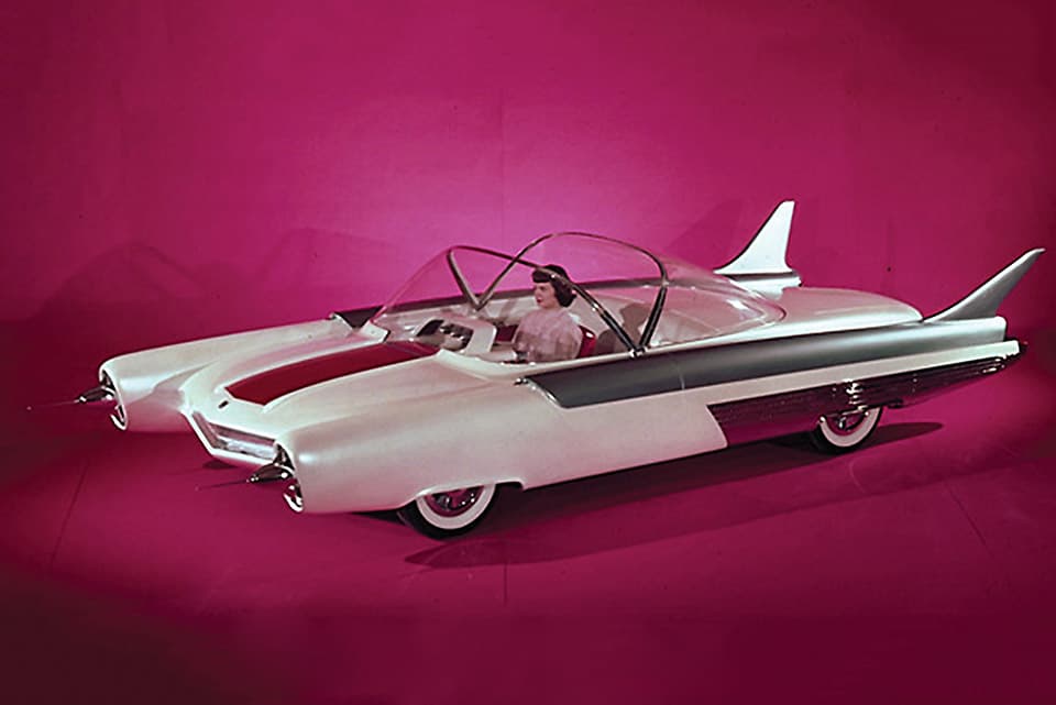 <h3 class="cms-h3-H3"><b>Ford FX Atmos 1954</b></h3>
<br>
<br>Este diseño, que no puede ocultar la influencia del diseño aeronáutico, ofrece una inusual capacidad para tres pasajeros, así como una posición de manejo aún más rara. El conductor se sentaba en medio del vehículo con los dos pasajeros detrás de él. Esta configuración fue adoptada 38 años después por el McLaren F1. De lo que no hay duda es que las dos antenas delanteras en forma de punzón 
<b>lucen aterradoras</b>, y sin duda serían un verdadero peligro en las calles.