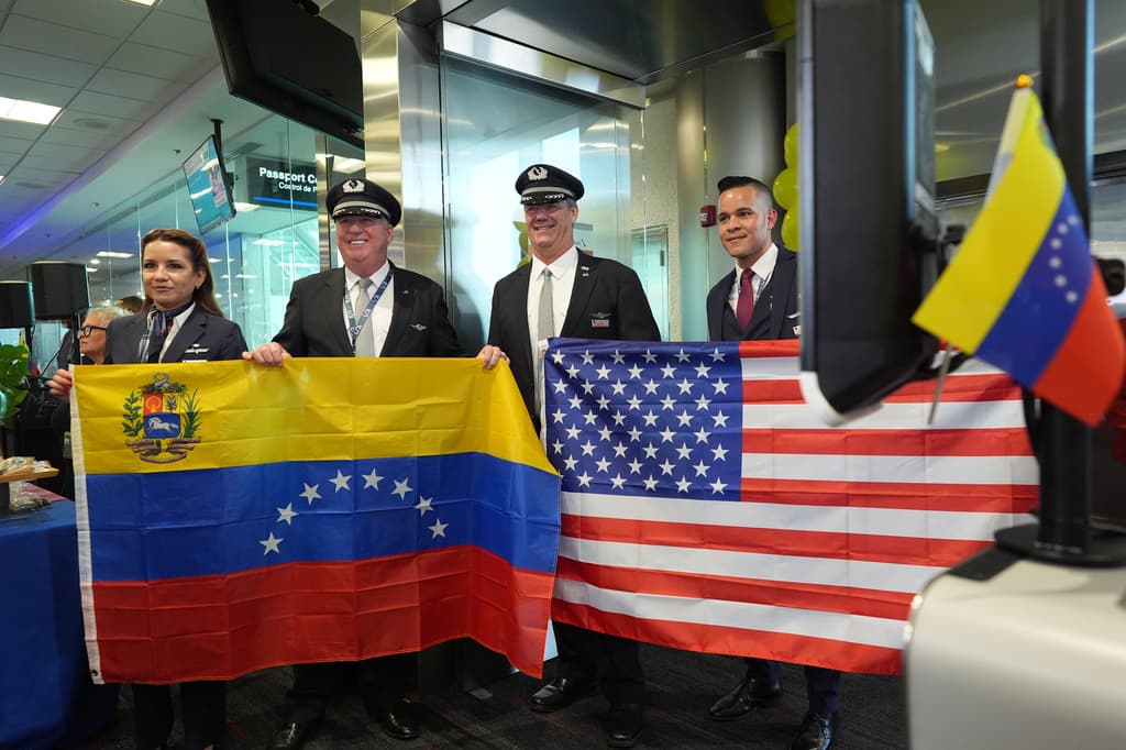 El capitán Ric Wilson, segundo de izquierda a derecha, junto al primer oficial Robert Neider y otros miembros de la tripulación.