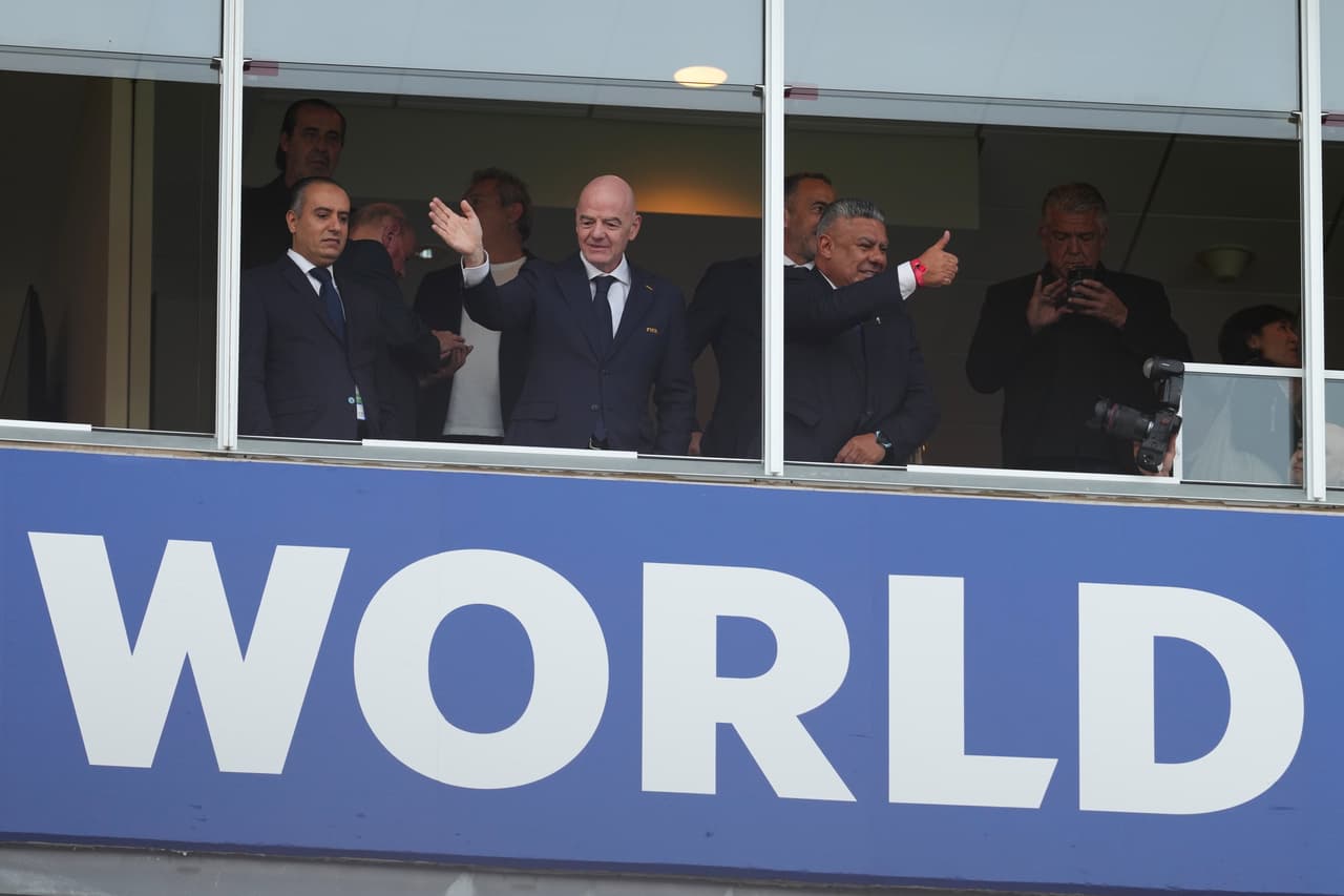 presidente de la FIFA, Gianni Infantino (en el centro), saluda desde la tribuna durante el partido de fútbol del Grupo J de la Copa del Mundo entre Argentina y Argelia en Kansas City.