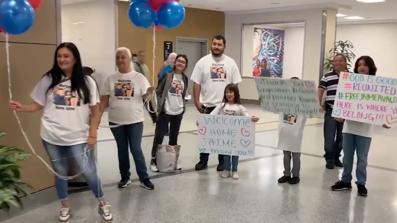En el aeropuerto, familiares y amigos lo esperaban con pancartas y globos.