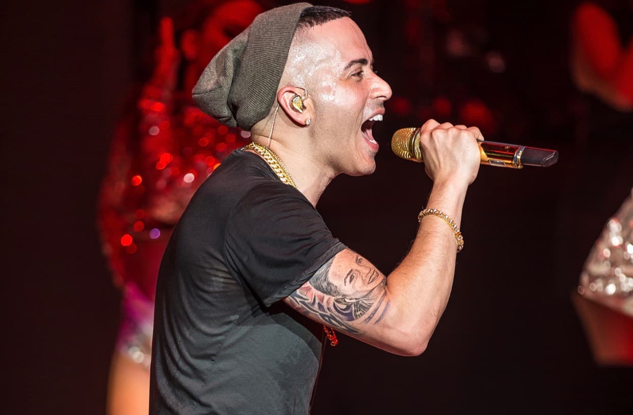 Claramente, sin barba las expresiones de Yandel son mas notorias.