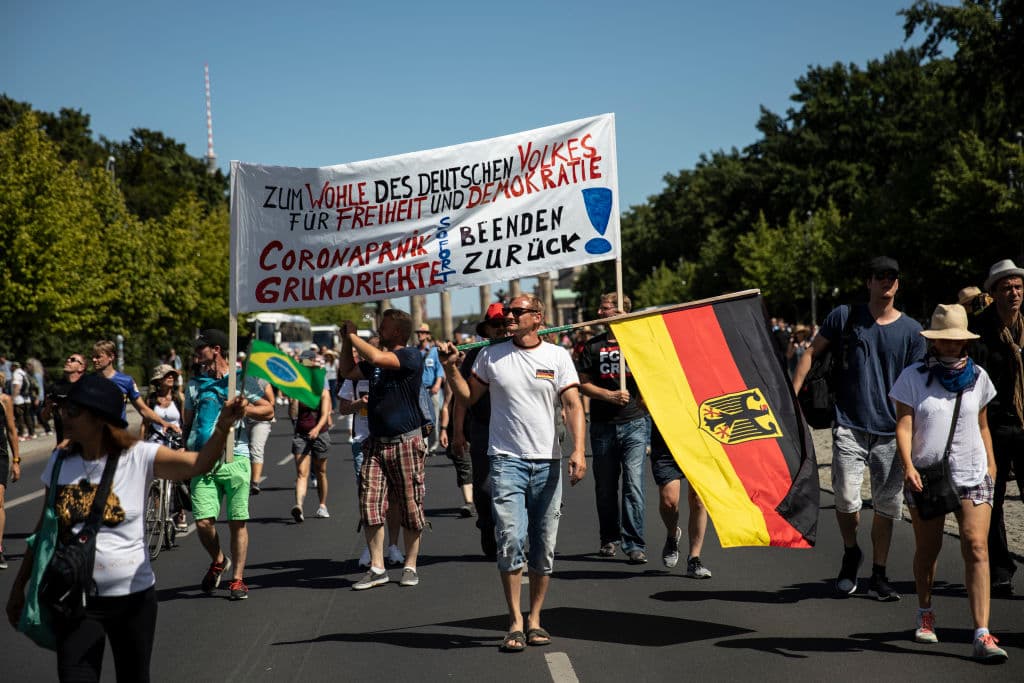 Algunos gritaban "Somos la segunda ola", "Resistencia" o denunciaban a la pandemia de coronavirus como "una gran teoría de la conspiración".