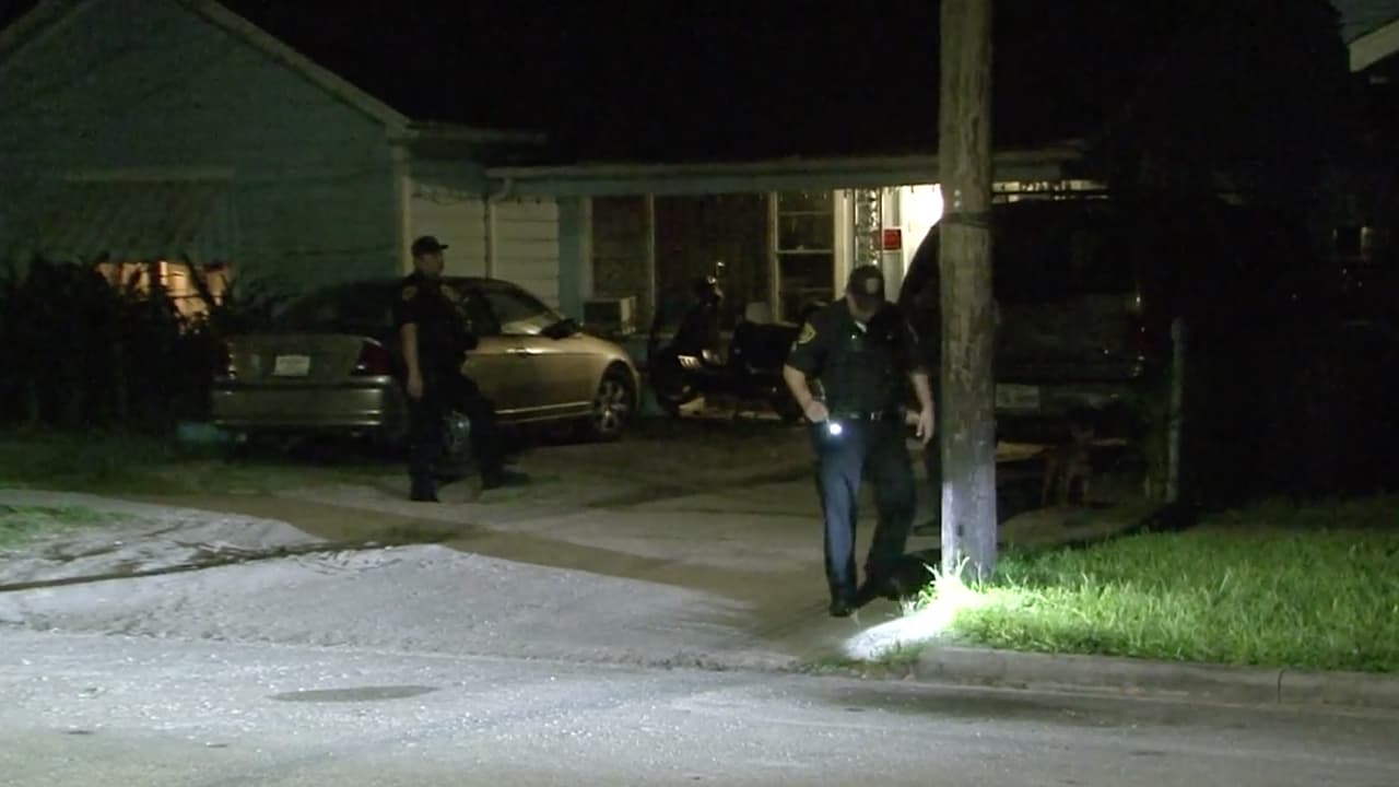 Accidentalmente hirió a su hijo. El hombre ha sido arrestado y enfrenta cargos. La investigación continúa.
<br>