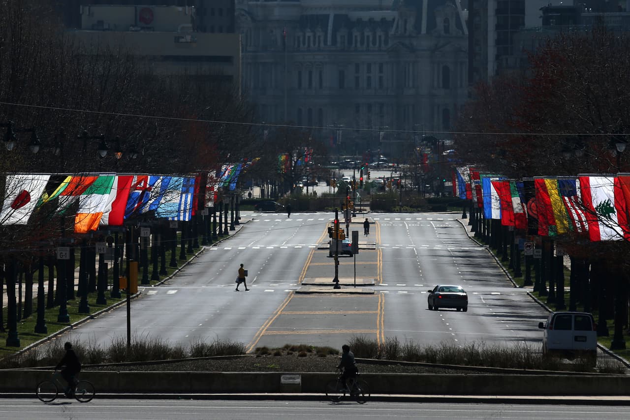 Las
<a href="https://www.univision.com/local/philadelphia-wuvp/coronavirus-esto-es-lo-que-debes-saber-sobre-la-orden-de-quedarse-en-casa-en-filadelfia">limitaciones en reuniones grandes </a>n o relacionadas con las ocupaciones deben permanecer vigentes durante el proceso de reapertura. 
<br>